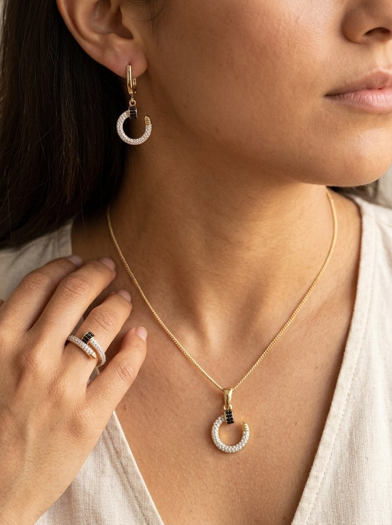 Set de oro 14k tipo diseñador de dije, anillo y aretes de clavo con circonias blancas y negras Mod 6343 - 45 cm
