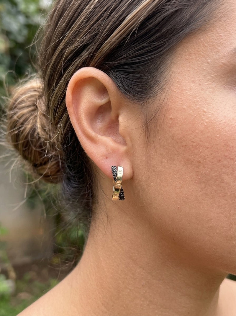 Aretes de oro 14k tipo diseñador cruzados con tornillos y circonias negras Mod 6349 - 1.5 cm