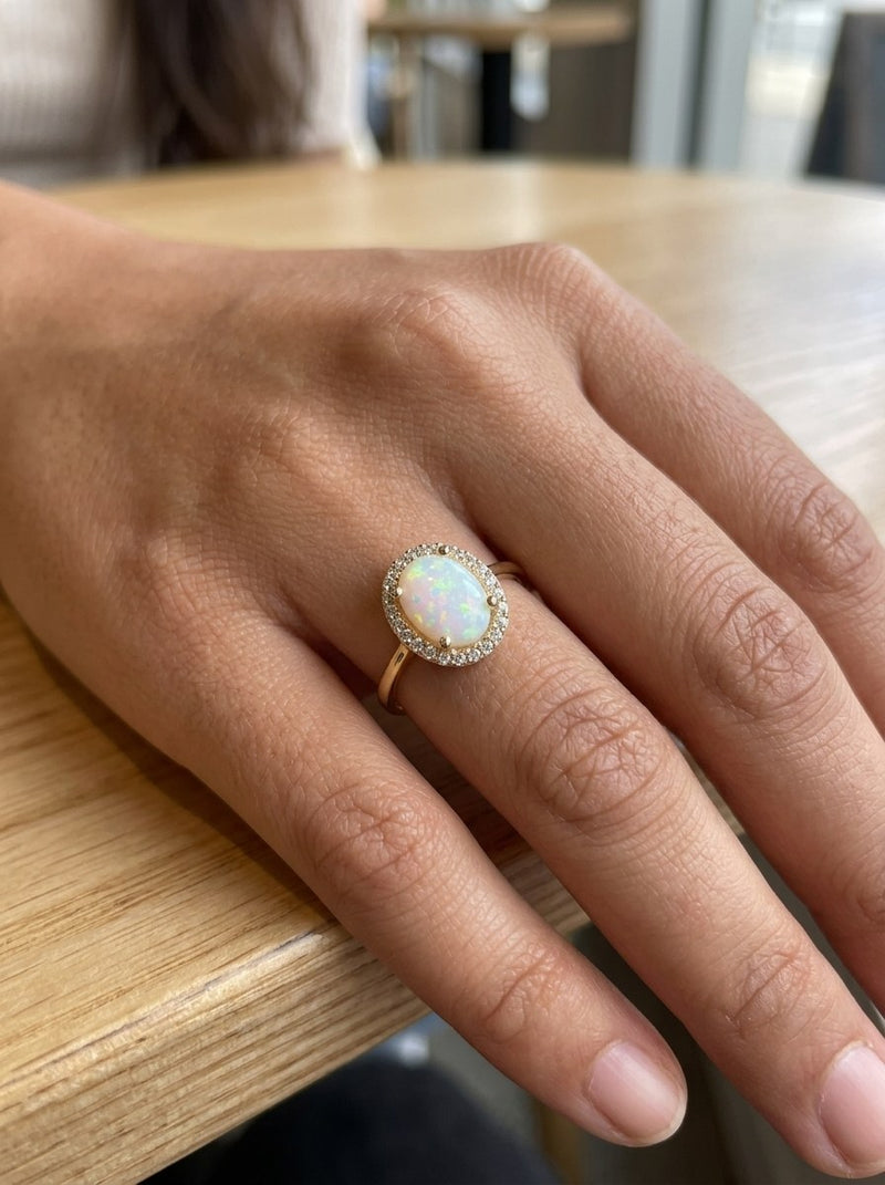 Anillo de oro 14k con ópalo ovalado y halo de circonias Mod 6355
