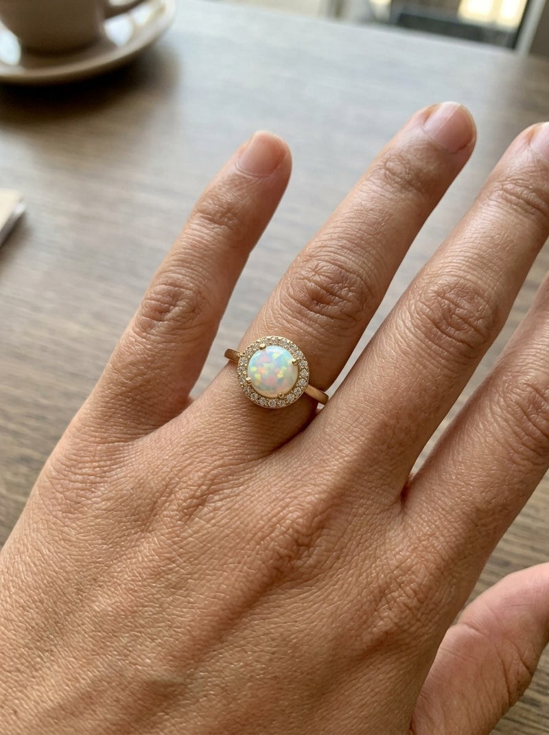 Anillo de oro 14k con ópalo redondo y halo de circonias Mod 6356