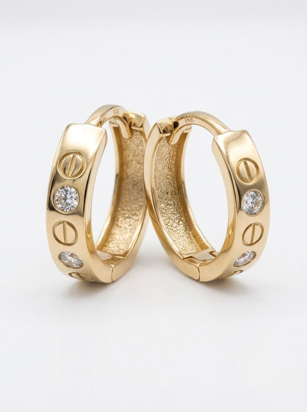 Huggies de oro 14k tipo diseñador con tornillos grabados y circonias Mod 6361 - 1.8 cm