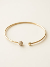 Brazalete de oro 14k rígido abierto con esfera de circonias y esfera lisa Mod 6372 - 18 cm