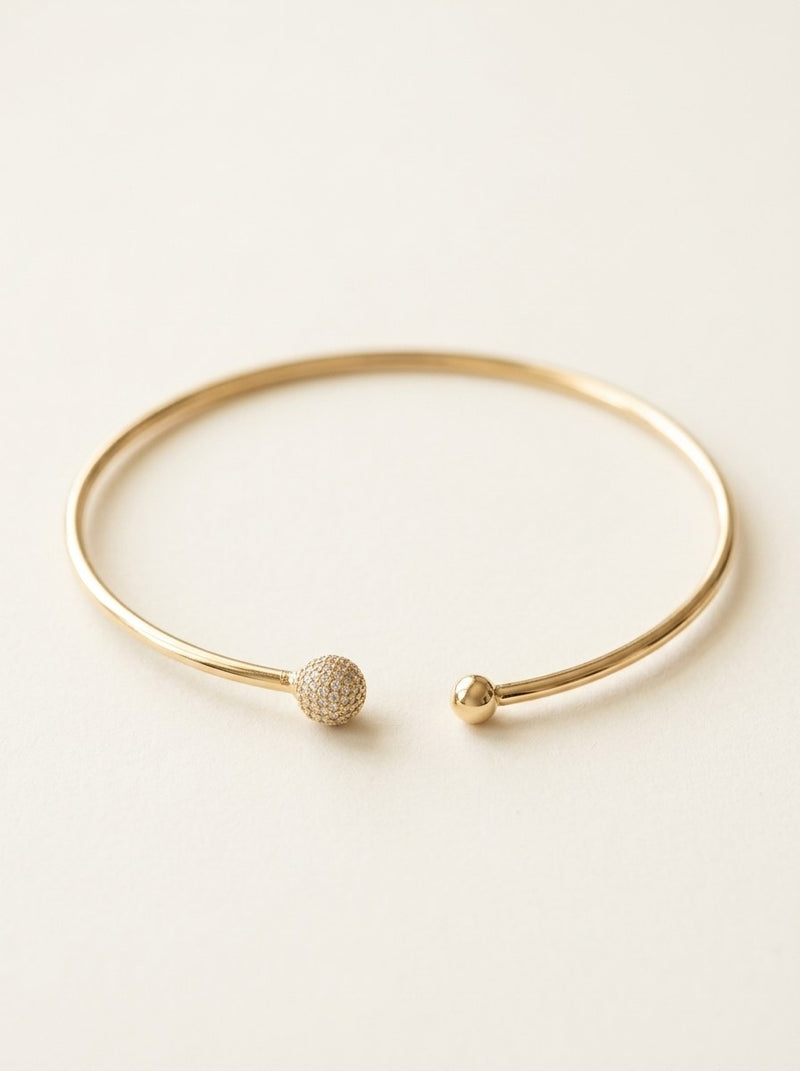 Brazalete de oro 14k rígido abierto con esfera de circonias y esfera lisa Mod 6372 - 18 cm