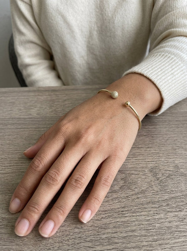 Brazalete de oro 14k rígido abierto con esfera de circonias y esfera lisa Mod 6372 - 18 cm